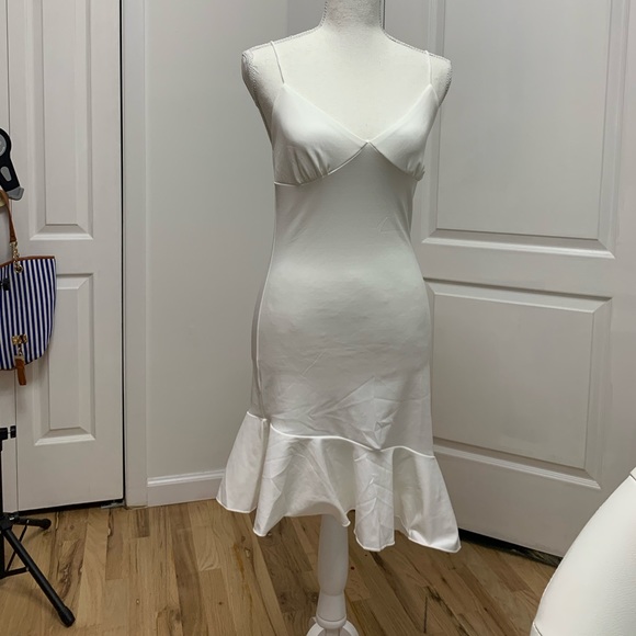 Ruffle V-neck dress - Picture 11 of 12